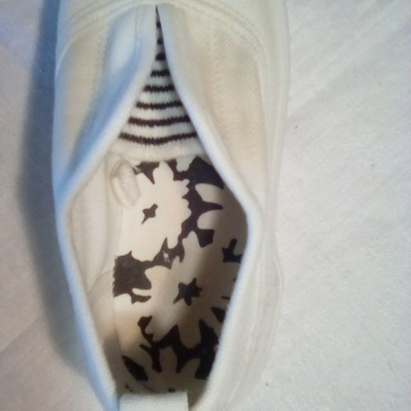 Free with purchase, girl's size 11 canvas sneakers shoes - Picture 6 of 7